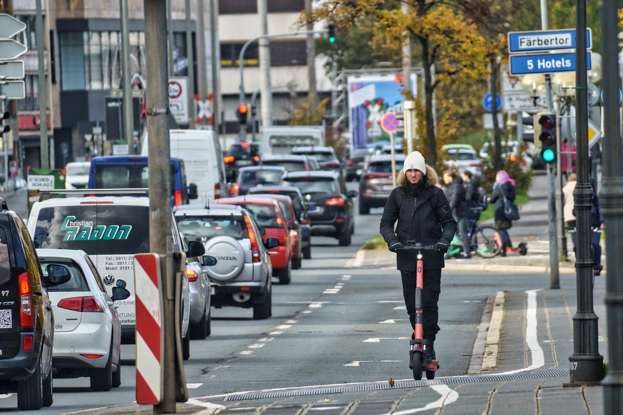 Elektrinių paspirtukų ir dviračių eismo taisyklės: ką privalo žinoti kiekvienas?